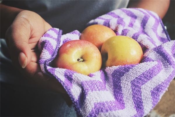 女人梦见在树上摘苹果