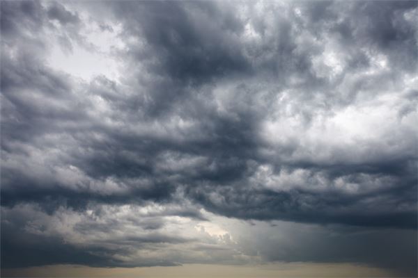 梦见乌云密布下大雨是什么意思