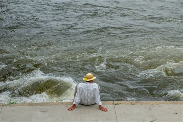 梦见大河水流很急