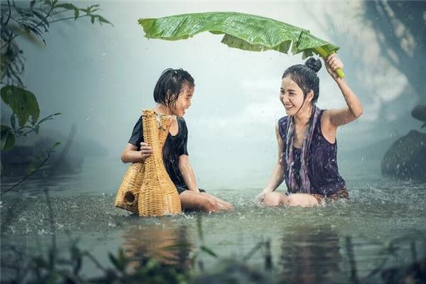 梦见和别人一起躲雨