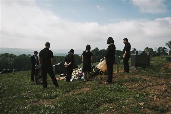 梦见磕头跪拜死人是什么意思