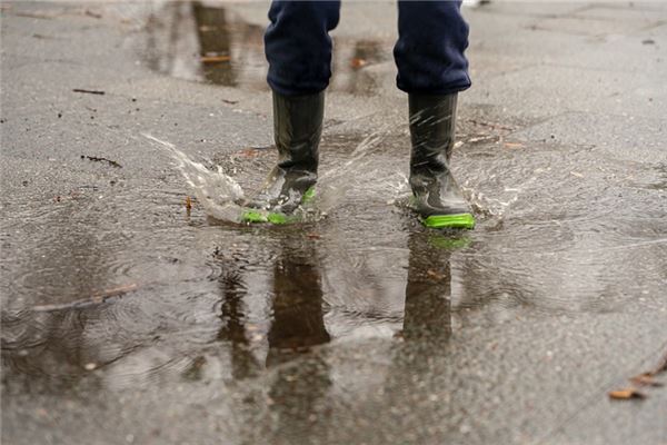 梦见自己穿雨靴是什么意思