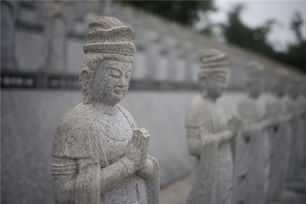 梦见女人给观音磕头是什么意思